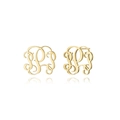 Detailansicht eleganter goldener P-Ohrstecker mit kunstvollem Vintage-Schnörkel-Design - Gold-P