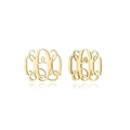 Makroaufnahme vergoldeter Monogramm-Ohrstecker mit filigranem Cut-out-Design und Glanz-Finish - Gold-Q
