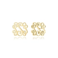 Detailaufnahme goldener Ohrstecker mit filigranen Buchstaben und glänzender Spiegelung - Gold-S