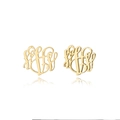 Detailansicht der goldenen Monogramm-Ohrstecker mit aufwendigem hohlem Buchstabendesign - Gold-V