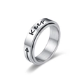 Dettaglio anello rotante argento con incisione Keep e freccia su metallo spazzolato - Stile Inciso Keep (R371-SI)