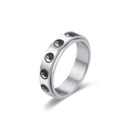 Dettaglio macro dell'anello rotante in acciaio argento con motivi Tai Chi bianchi e neri - Stile Tai Chi Yin Yang (R372-SI)