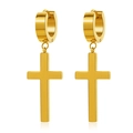Nahaufnahme von polierten goldenen Edelstahl-Creolen mit hängenden Kreuzanhängern - Goldene Kreuz-Creolen