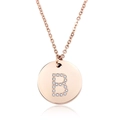 Dettaglio della collana in oro rosa con ciondolo a moneta scintillante e lettera B di diamanti - Lettera B