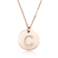 Dettaglio di collana in oro rosa con ciondolo rotondo intarsiato con lettera C di cristallo - Lettera C
