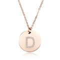 Dettaglio della collana con pendente tondo in oro rosa con lettera D decorata in cristalli - Lettera D