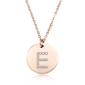 Dettaglio collana in titanio oro rosa con ciondolo a lettera E con pavé di zirconi - Lettera E