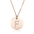 Dettaglio del ciondolo a moneta lettera F in oro rosa con pavé di micro cristalli - Lettera F