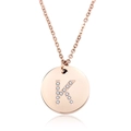 Dettaglio macro del ciondolo in oro rosa con lettera K impreziosita da diamanti lucidi - Lettera K