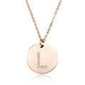 Dettaglio della collana con pendente lettera L in oro rosa con pavé di cristalli - Lettera L