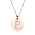 Dettaglio macro del ciondolo in oro rosa con lettera P e incastonatura micro-pavé - Lettera P