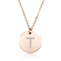 Dettaglio pendente circolare oro rosa con lettera T in cristallo su catena sottile - Lettera T