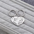 Portachiavi a cuore puzzle in acciaio con incisione su supporto in velluto grigio - Argento (1 Year Later I Still Pick You)