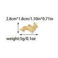 Dettaglio del ciondolo corgi dorato con misure 2,8cm x 1,8cm e superficie metallica ruvida - Forma di Cane Corgi (TZ-TP2346-02)