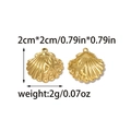 Vista macro de colgante de concha dorada con relieve de estrella y medida 2cm - Estilo Concha Estrella de Mar Dorado (TZ-TP2206-02)