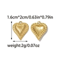Vista detallada de dijes de corazón dorado con textura en relieve y borde perlado - Dorado-1.6cmx2cm / Estilo con Cuentas y Textura Radiante (TP2183)