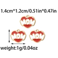 Dettagli di ciondoli a cuore in smalto rosso con scritta MOM e bordi dorati per gioielli - Stile Cuore MOM (TZ-TP0677-02)