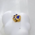 Ciondolo zampa di cane dorato con smalto blu su un supporto espositivo bianco - Zampa di Gatto Blu (TZ-TP1004-02-blue)