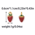 Rode emaille aardbei bedel met gouden oogje voor DIY sieraden, 0,6 cm x 1,1 cm - Kleine Aardbeien Stijl (TZ-TP0980-02)