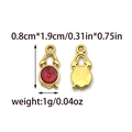 Vista detallada del mini colgante de reloj con medidas y acabado en oro de 18k - Estilo de Mini Despertador Rojo (TZ-TP0952-02)