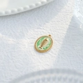 Macro-opname van een 18K vergulde ovale hanger met groen emaille en een vispatroon - Groene Vis Ovalen Stijl (TZ-TP1080-02-green)