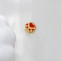 Detailansicht eines 18K Gold-Katzenpfotenanhängers mit rotem Herz auf weißer Seide - Katzenpfotenabdruck-Stil (TZ-TP1004-02-red)