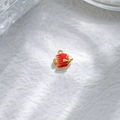 Detail eines fischförmigen Edelstahlanhängers mit Goldplattierung und roter Emaillierung - Roter Gestreifter Fisch (TZ-TP0991-02-red)