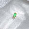Macro-opname van een vergulde vis-hanger met smaragdgroen emaille voor DIY-sieraden - Smaragdgroene Vis (TZ-TP0985-02-green)