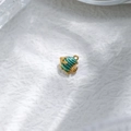 Detail van een gouden tropische vis hanger met groene strepen en een ringetje - Blauwe Gestreepte Vis (TZ-TP0991-02-blue)