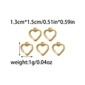 Cinq breloques coeur creux en or pour bijoux, 1,3x1,5cm, sur fond blanc épuré - Style Cœur Ajouré Doré (TZ-TP0758-02)