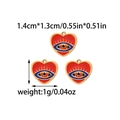 Dettaglio macro di ciondoli cuore malocchio rossi con dimensioni 1,4cm x 1,3cm e 1g - Stile Cuore Rosso (TZ-TP0646-02)