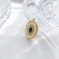 Detalle de colgante ovalado dorado con gema negra y circonitas blancas microengastadas - Colgante Ovalado Vintage (Nácar Blanco) (TZ-TP1090-02-white)