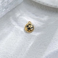 Detailaufnahme des 18K vergoldeten Fußball-Anhängers für DIY-Schmuckherstellung - Fußballform (TZ-TP0989-02-black)
