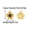 Detailansicht eines 18K Gold-Blumenanhängers mit Tigerauge-Stein und Abmessungen - Blume mit braunem Stein eingelegt (TZ-TP1026-02-brown)
