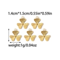 Detalle de los dijes de trébol bañados en oro de 18K con textura radial y medidas - Forma de Trébol Dorada (TZ-TP0436-02)