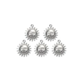 Vue détaillée de 5 breloques soleil en acier poli pour la création de bijoux DIY - Style Soleil Anthropomorphe Argenté (TZ-TP0439-01)