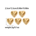 Vista macro de dijes de corazón en acero inoxidable de 18K con diseño de espiral de serpiente - Relieve de Serpiente en Corazón (TZ-TP0749-02) / Dorado