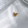 Detalle macro de un colgante de mariposa bañado en oro de 18K con esmalte negro - Dije De Mariposa Oro Negro (Esmalte Negro) (TZ-TP0987-02-black)