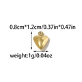Détail macro du pendentif cœur doré avec dimensions de 0,8 cm sur 1,2 cm pour bijoux DIY - Style Cœur Doré (TZ-TP1923-02)