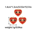Dettaglio dei ciondoli a cuore in smalto rosso con dimensioni 1,4 cm x 1,3 cm - Stile Cuore in Smalto Rosso (TZ-TP0652-02)