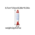 Dettaglio macro del ciondolo a pesce rosso e bianco con dimensioni di 0,7 cm per 3,9 cm - Stile Pesce a Righe Rosse Bianche (TZ-TP2098-02)