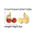 Vista detallada de colgantes de cereza roja con acabado dorado y dimensiones precisas - Estilo Cereza Roja Transparente (TZ-TP2159-02)
