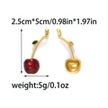 Detalle de colgantes de cereza roja con tallos dorados que muestra la parte posterior - Estilo Cereza Largo (TZ-TP2157-02)