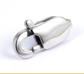 Makroaufnahme von poliertem S925-Sterlingsilber-Karabinerverschluss mit Stempel für Schmuck - Nr. 11 Großer quadratischer Verschluss
