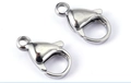 Detailansicht silberner Edelstahl-Karabinerverschlüsse mit Federmechanismus für Schmuck - Nr. 12 Großer Karabinerverschluss