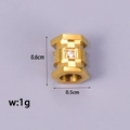 Makroaufnahme eines 0,6 cm goldenen Edelstahl-Anhängers mit klarem Zirkonia-Stein - Sechseckiges Zahnrad-Strass-Zubehör (7) / 0.6x0.5cm / Gold