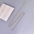 Détail d'un collier Figaro plaqué or 18K avec maillon réglable et étiquette poinçonnée K18 - Style Chaîne Figaro (L191)