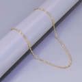 Macro-opname van de glanzende 18K vergulde twistketting met gegolfde textuur - L22-Watergolfketting