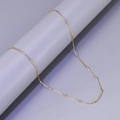 Detailweergave van een 18k vergulde roestvrijstalen kralenketting op een grijze display - L22-Bamboekralenketting
