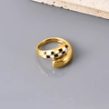 Nahaufnahme von 18K vergoldetem Schachbrett-Herzring mit schwarz-weißem Emaille-Detail - Breites Abgerundetes Schachbrett-Modell (Gold-J80)